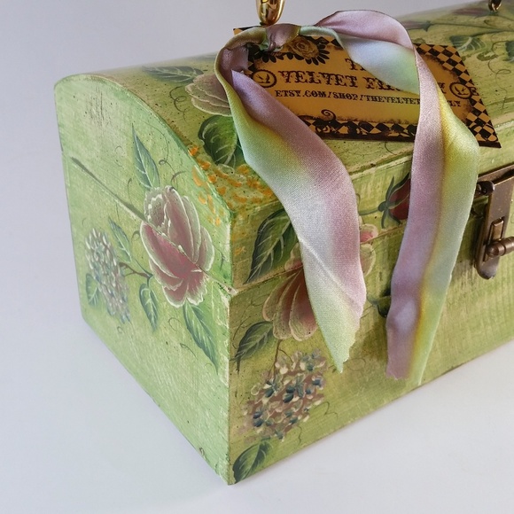 Vintage tole painted box bag, spring green and garden roses - Picture 9 of 15